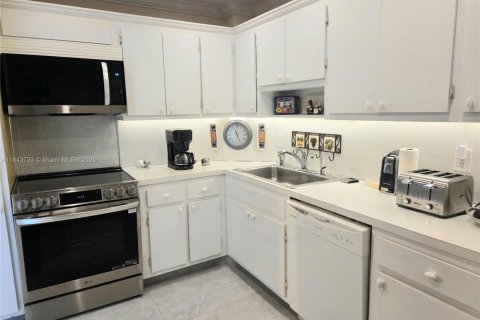 Condo in Hollywood, Florida, 2 bedrooms № 1957558 - photo 8