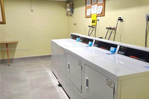 Condo in Hollywood, Florida, 2 bedrooms № 1957558 - photo 21