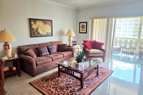 Condo in Hollywood, Florida, 2 bedrooms № 1957558 - photo 2
