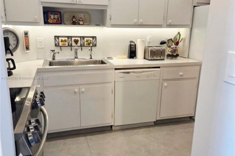 Condo in Hollywood, Florida, 2 bedrooms № 1957558 - photo 9