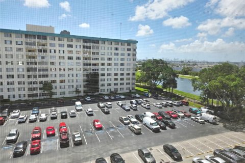 Condo in Hollywood, Florida, 2 bedrooms № 1957558 - photo 7