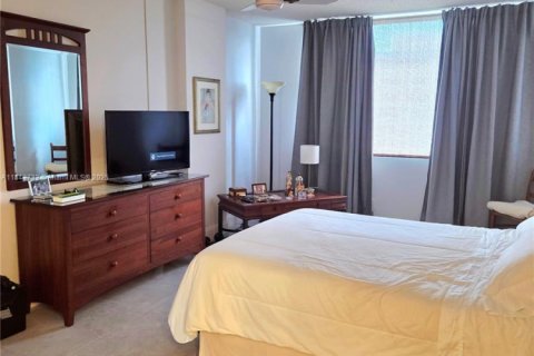 Condo in Hollywood, Florida, 2 bedrooms № 1957558 - photo 12