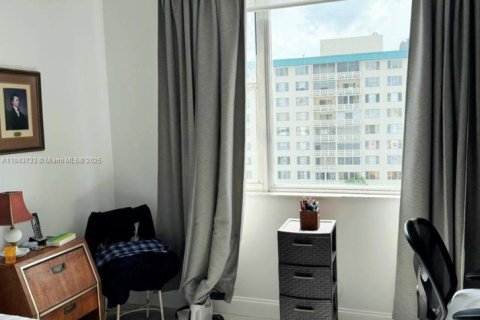Condo in Hollywood, Florida, 2 bedrooms № 1957558 - photo 18