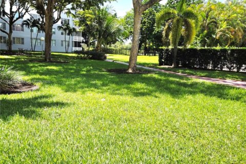 Condo in Hollywood, Florida, 2 bedrooms № 1957558 - photo 25