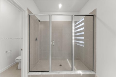 Casa en venta en Miami, Florida, 5 dormitorios, 321.07 m2 № 2269513 - foto 24
