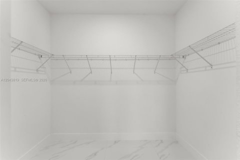Casa en venta en Miami, Florida, 5 dormitorios, 321.07 m2 № 2269513 - foto 18