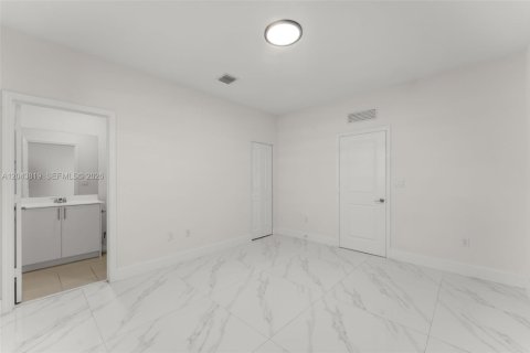 Casa en venta en Miami, Florida, 5 dormitorios, 321.07 m2 № 2269513 - foto 27