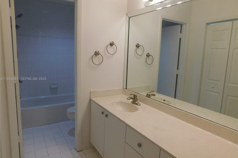 Снять в аренду кондоминиум в Майами, Флорида 2 спальни, 117.99м2, № 1989426 - фото 17