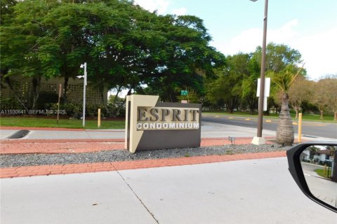 Снять в аренду кондоминиум в Майами, Флорида 2 спальни, 117.99м2, № 1989426 - фото 1