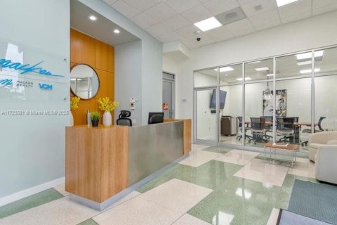 Commercial property in Hollywood, Florida № 1985321 - photo 1