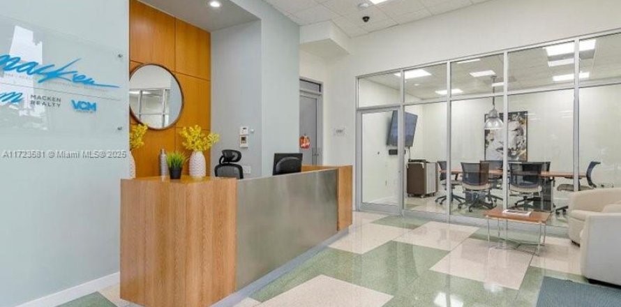 Commercial property in Hollywood, Florida № 1985321