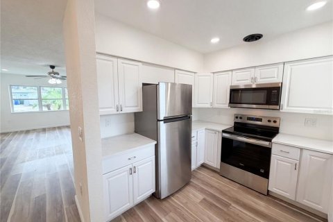 House in Dunedin, Florida 3 bedrooms, 152.36 sq.m. № 2230252 - photo 7