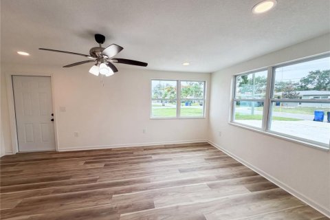 House in Dunedin, Florida 3 bedrooms, 152.36 sq.m. № 2230252 - photo 3