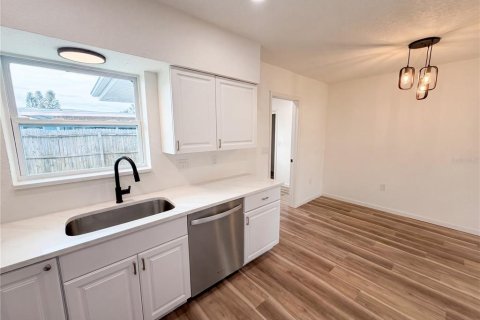 House in Dunedin, Florida 3 bedrooms, 152.36 sq.m. № 2230252 - photo 9