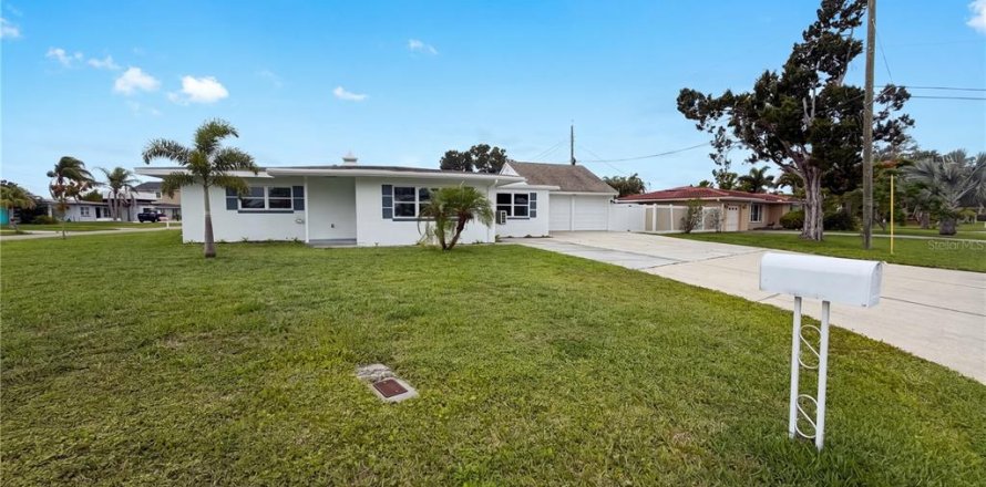 House in Dunedin, Florida 3 bedrooms, 152.36 sq.m. № 2230252