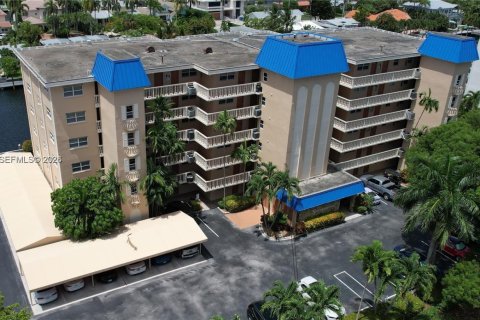 Condo in Fort Lauderdale, Florida, 2 bedrooms № 2154156 - photo 1