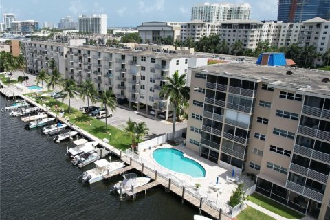 Condo in Fort Lauderdale, Florida, 2 bedrooms № 2154156 - photo 14
