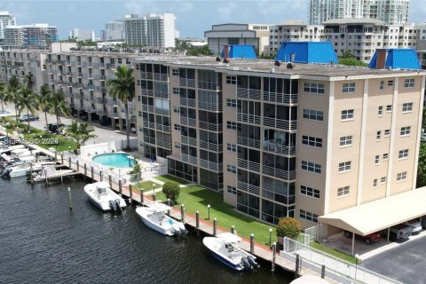 Condo in Fort Lauderdale, Florida, 2 bedrooms № 2154156 - photo 12