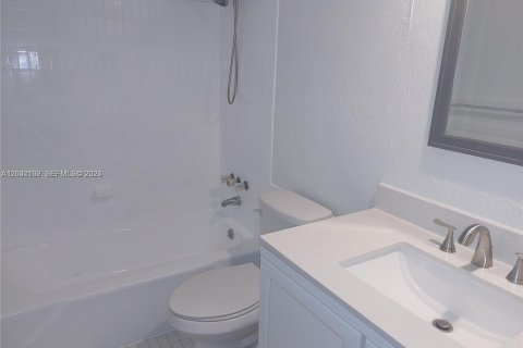 Condo in Fort Lauderdale, Florida, 2 bedrooms № 2154156 - photo 11
