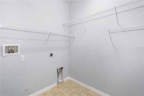 House in Pinellas Park, Florida 4 bedrooms, 213.21 sq.m. № 1910525 - photo 12