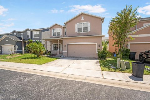 House in Pinellas Park, Florida 4 bedrooms, 213.21 sq.m. № 1910525 - photo 3