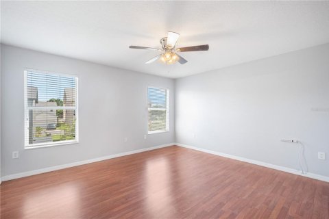 House in Pinellas Park, Florida 4 bedrooms, 213.21 sq.m. № 1910525 - photo 19