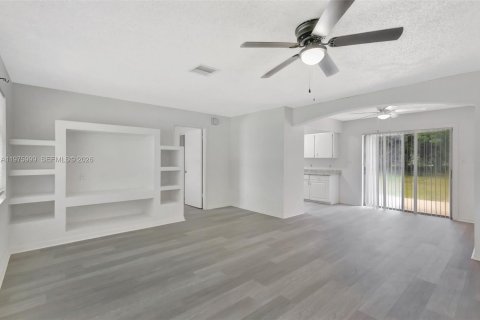 Villa ou maison à vendre à Port St. Lucie, Floride: 3 chambres, 127.09 m2 № 2042412 - photo 5