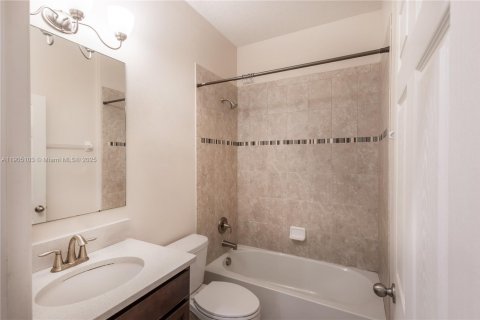House in Vero Beach, Florida 4 bedrooms, 218.88 sq.m. № 2081934 - photo 30