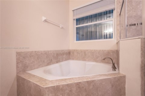 House in Vero Beach, Florida 4 bedrooms, 218.88 sq.m. № 2081934 - photo 26