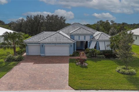 House in Vero Beach, Florida 4 bedrooms, 218.88 sq.m. № 2081934 - photo 1