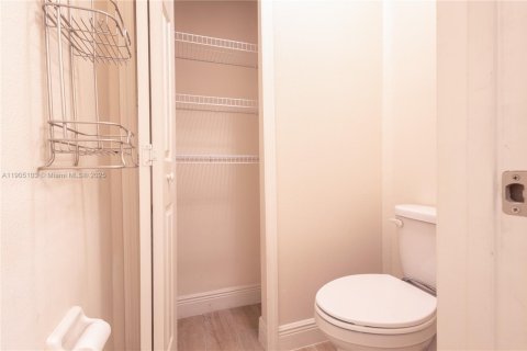 House in Vero Beach, Florida 4 bedrooms, 218.88 sq.m. № 2081934 - photo 25