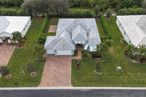 House in Vero Beach, Florida 4 bedrooms, 218.88 sq.m. № 2081934 - photo 3