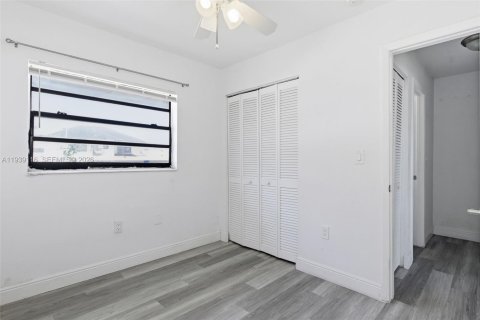 Commercial property in Miami, Florida № 1997930 - photo 13