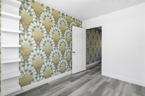 Commercial property in Miami, Florida № 1997930 - photo 10