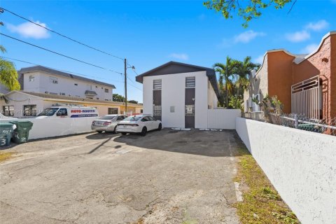 Commercial property in Miami, Florida № 1997930 - photo 3