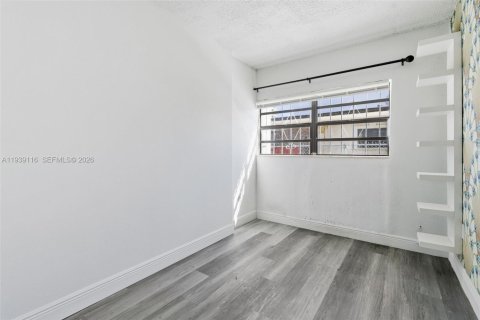 Commercial property in Miami, Florida № 1997930 - photo 9