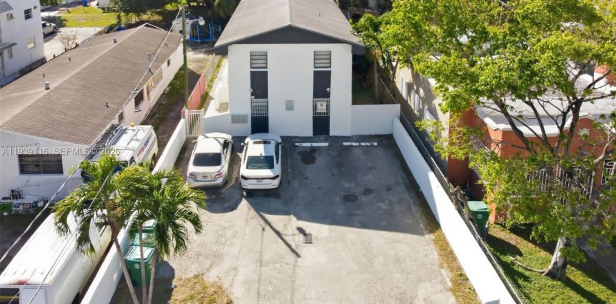 Commercial property in Miami, Florida № 1997930