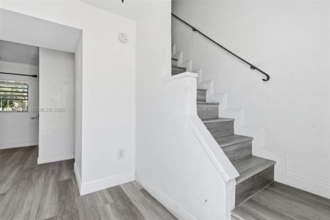 Commercial property in Miami, Florida № 1997930 - photo 5