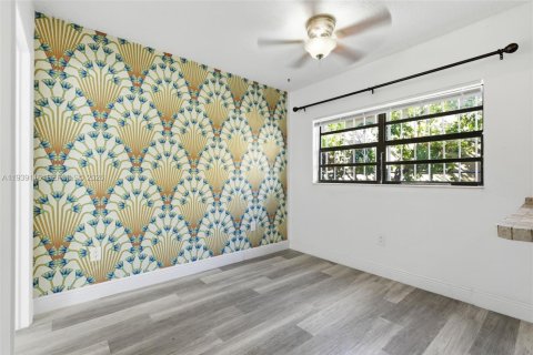 Commercial property in Miami, Florida № 1997930 - photo 6