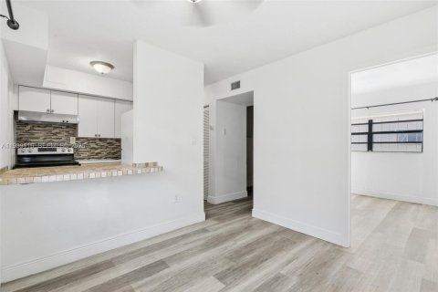 Commercial property in Miami, Florida № 1997930 - photo 7