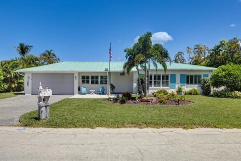 House in Fort Myers Beach, Florida 3 bedrooms, 156.08 sq.m. № 2358276