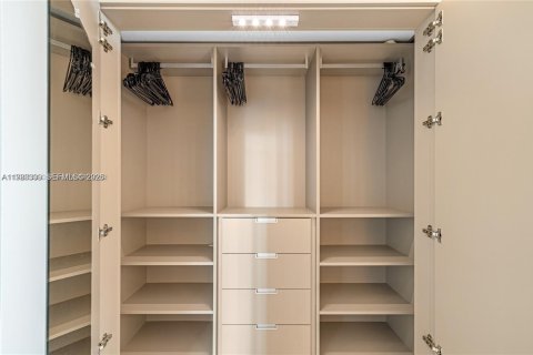 Снять в аренду квартиру в Бей-Харбор-Айлендс, Флорида 2 спальни, 87.89м2, № 2050113 - фото 9