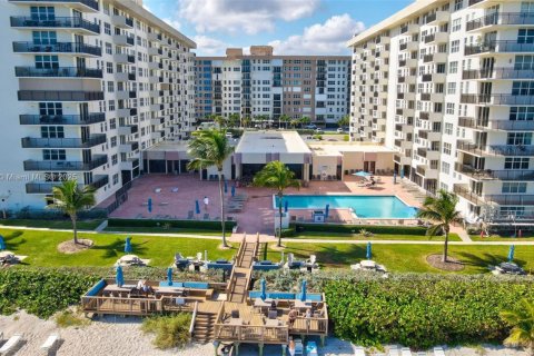 Condominio en venta en Hillsboro Beach, Florida, 2 dormitorios, 123.56 m2 № 2034612 - foto 9