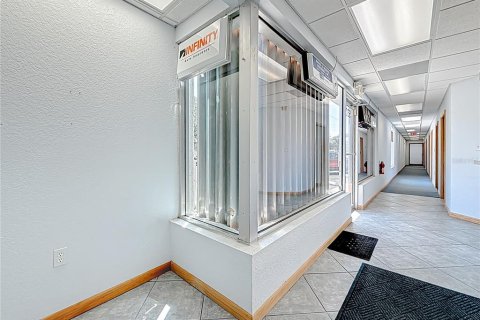Propiedad comercial en alquiler en Largo, Florida, 298.49 m2 № 792118 - foto 13