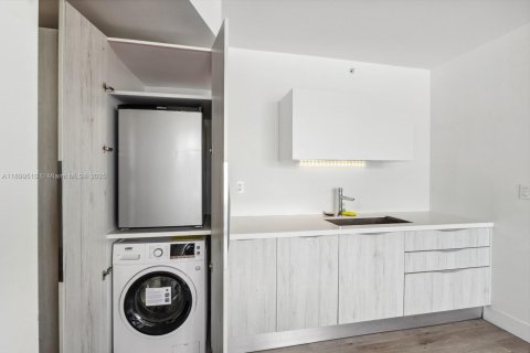 Condo in Miami Beach, Florida, 1 bedroom  № 1970702 - photo 12