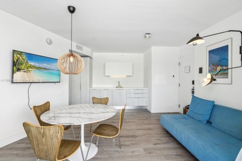 Condo in Miami Beach, Florida, 1 bedroom  № 1970702 - photo 1