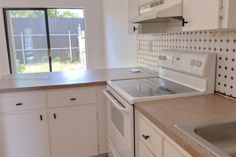 Townhouse in Sweetwater, Florida 2 bedrooms, 76.64 sq.m. № 1755874 - photo 9