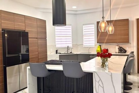 Casa en venta en Kissimmee, Florida, 5 dormitorios, 357.21 m2 № 1735247 - foto 23