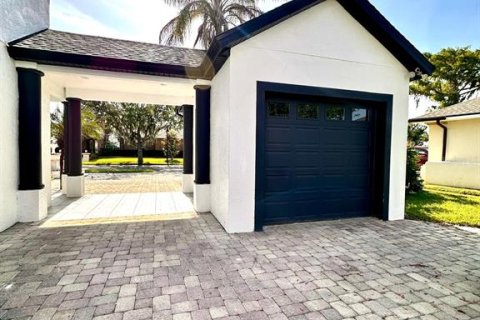 Casa en venta en Kissimmee, Florida, 5 dormitorios, 357.21 m2 № 1735247 - foto 6