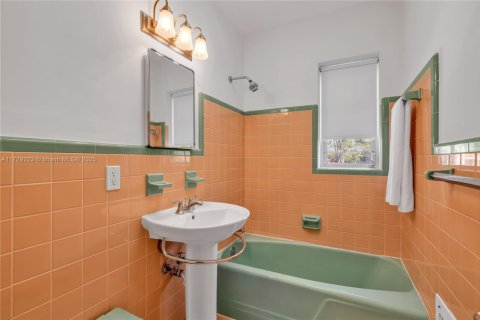 House in Miami Shores, Florida 3 bedrooms, 176.42 sq.m. № 1500628 - photo 15